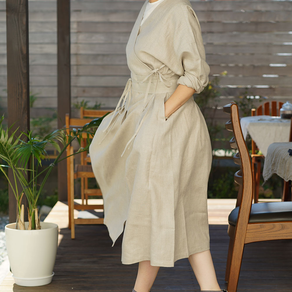 wafu ワフ わふ わたぬき服装店 中厚リネン カシュクール 羽織 ワンピース ドルマンスリーブ タック ドレス / 亜麻ナチュラル ワンピース リネンワンピース リネン 麻 麻ワンピース 麻ワンピ リネンワンピ 長そで 長袖 ながそで 長袖ワンピース 長そでワンピース ロング袖 ミモレ丈 ミモレワンピース 膝下丈 ひざ下丈 Vネック Vネックワンピース フレア フレアワンピース タック タックデザイン カシュクール 前開き 前開きワンピース 羽織り ロング羽織り ロングカーディガン 2way 無地 無地ワンピース 無地羽織り 無地カーディガン キナリ 生成り ベージュ トレンド 旬 着こなし 春 夏 秋 冬 レディース wafu 新作