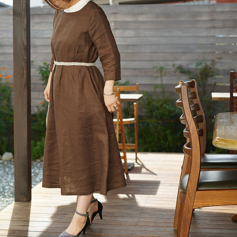 wafu わたぬき服装店 中厚 リネン ワンピース アワーグラス ウエストダーツ ステッチ ドレス / ヴァンダイク ブラウン ワンピース リネンワンピース リネン 麻 麻ワンピース 麻ワンピ リネンワンピ 7分袖 7分袖ワンピース 7分袖ワンピ 七分袖 七分袖ワンピース 半端袖 ロング丈 ミモレ丈 くるぶし丈 ロング ミモレ ミモレワンピース ミモレ丈ワンピース ロングワンピ ロングワンピース 丸首 丸首ワンピース クルーネック Uネック フレア フレアワンピース ダーツ ダーツデザイン 無地 無地ワンピース 無地ワンピ ブラウン モカ 茶色 トレンド 旬 着こなし 春 夏 秋 冬 レディース wafu 新作