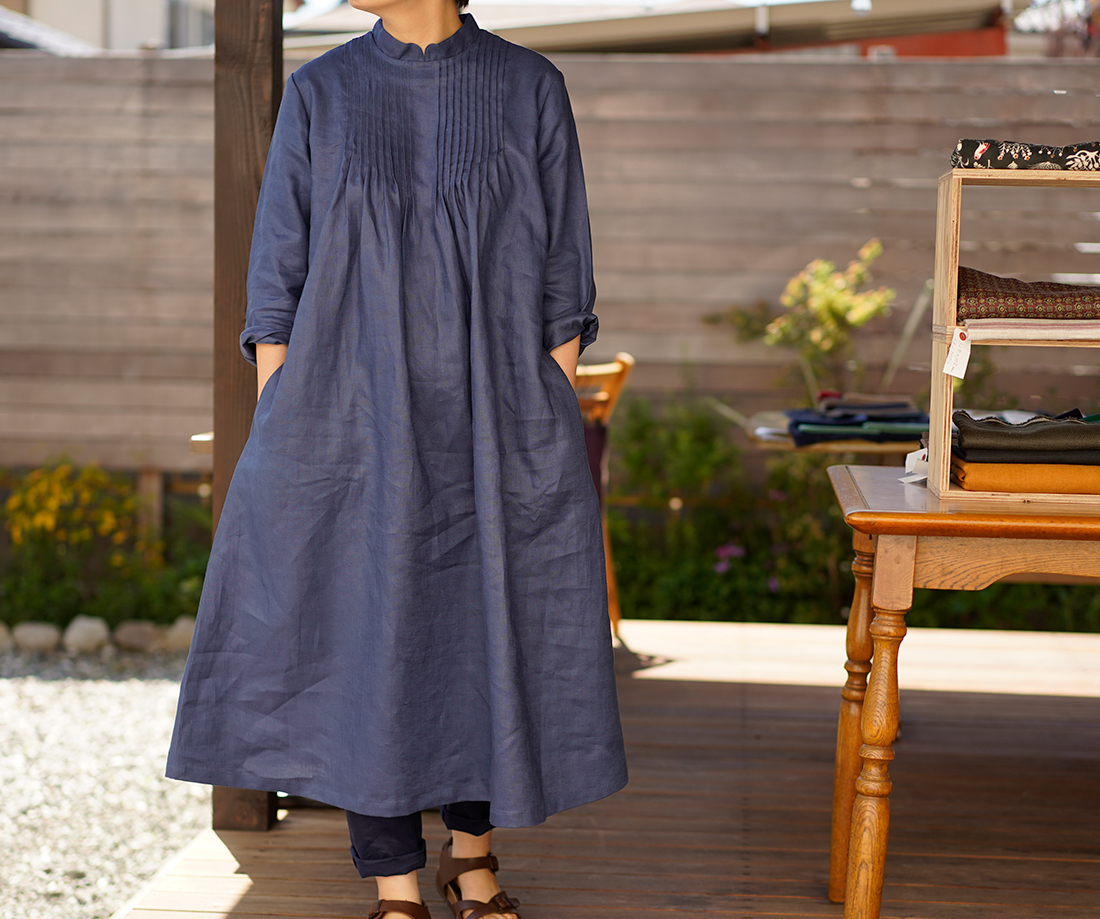 wafu ワフ わふ わたぬき服装店 中厚 リネンワンピース ピンタック スタンドカラー ヨーロピアンクラシック 背中ファスナー / ブルーマリーヌ ワンピース リネンワンピース リネン 麻 麻ワンピース 麻ワンピ リネンワンピ スタンドカラー 立て襟 長そで 長袖 タック ミモレ丈 ミモレワンピース 膝下丈 ひざ下丈 ひざ下丈ワンピース Aラインワンピ Aライン Aラインワンピース ピンタック 無地 無地ワンピース 無地ワンピ ブルー 青 青色 トレンド 旬 着こなし 春 夏 秋 冬 レディース wafu