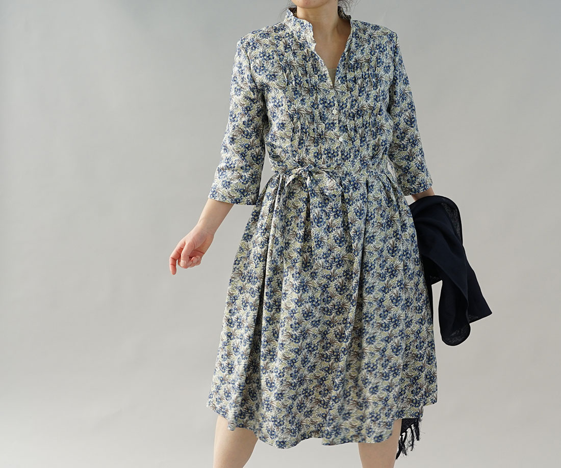 wafu ワフ わふ わたぬき服装店 リバティ フランダース リネン ワンピース Swirling Petals スワイリング ペタルス スタンドカラー 波ピンタック ドレス / スワイリング ペタルス ブルー系 リネン 麻 リネンワンピース リネンワンピ リバティ リバティワンピース リバティワンピ 花柄ワンピース 総柄 ワンピース ワンピ 7分袖 スリット袖 ハイネック スタンドカラー シェルボタン 貝ボタン スキッパー スキッパーデザイン スキッパーシャツ シャツワンピース ウエストタック タックデザイン ピンタックデザイン 波々ピンタック ピンタック ブルー系 ブルー 青 青色 アイボリー 白 ホワイト キナリ 生成り 膝下丈 フレアワンピース フレア トレンド 旬 着こなし 春 夏 秋 冬 レディース wafu 新作