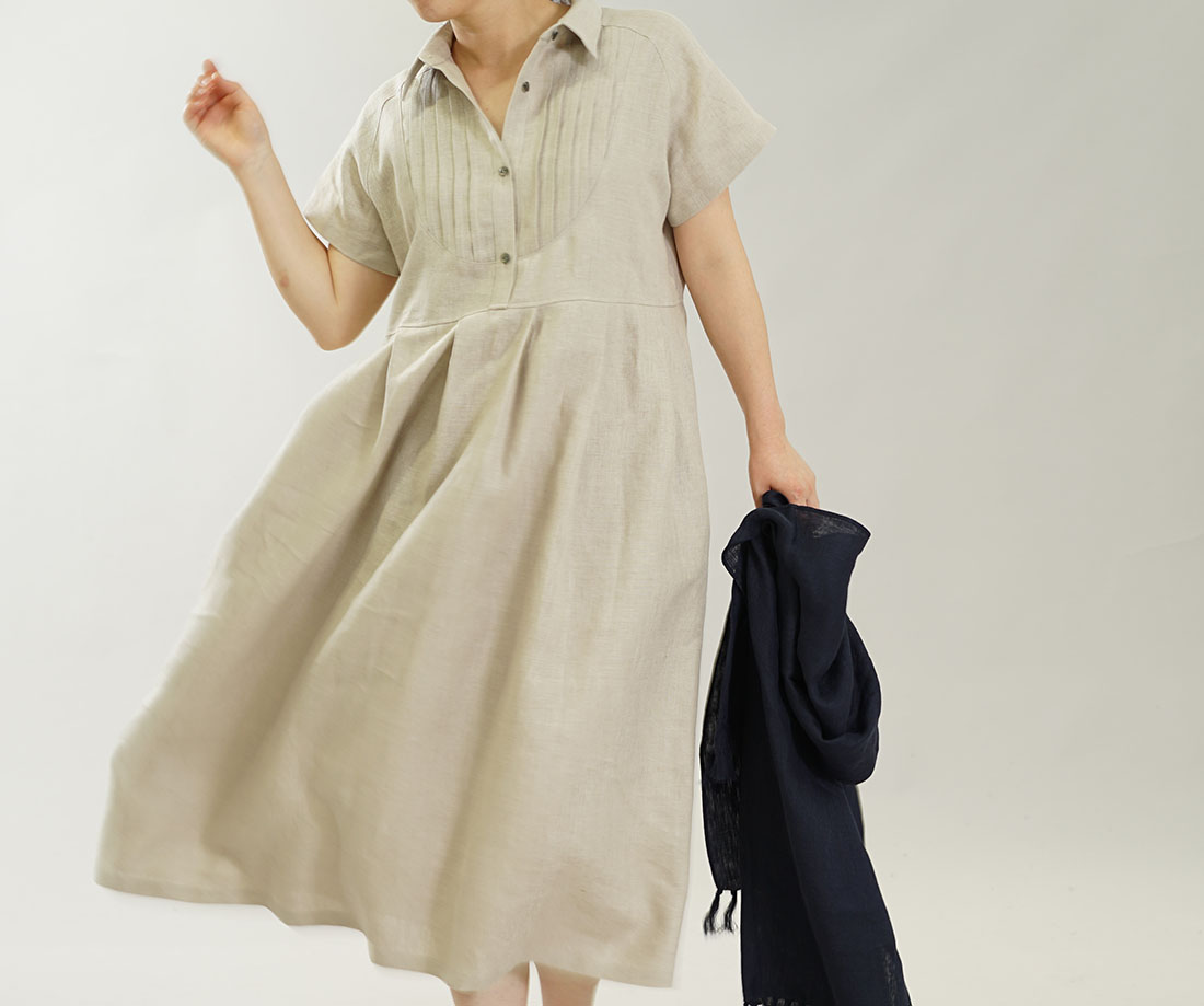 中厚 リネン ワンピース プリーテッド・ブザム ピンタック ラグランスリーブ タックスカート リネンドレス 半袖 シャツ / 亜麻ナチュラル ワンピース リネンワンピース リネン 麻 麻ワンピース 麻ワンピ リネンワンピ 半袖 半袖ワンピース 半袖ワンピ 半そでワンピース 半そでワンピ はんそで 半そで 半端袖 ミモレ丈 ミモレワンピース 膝下丈 ひざ下丈 カッタウェイ 襟 シャツワンピース シャツワンピ スキッパー シャツワンピース シャツワンピ タック タックデザイン ピンタック すっきり 無地 無地ワンピ 無地ワンピース ベージュ キナリ きなり 生成りトレンド 旬 着こなし 春 夏 秋 冬 レディース wafu 新作