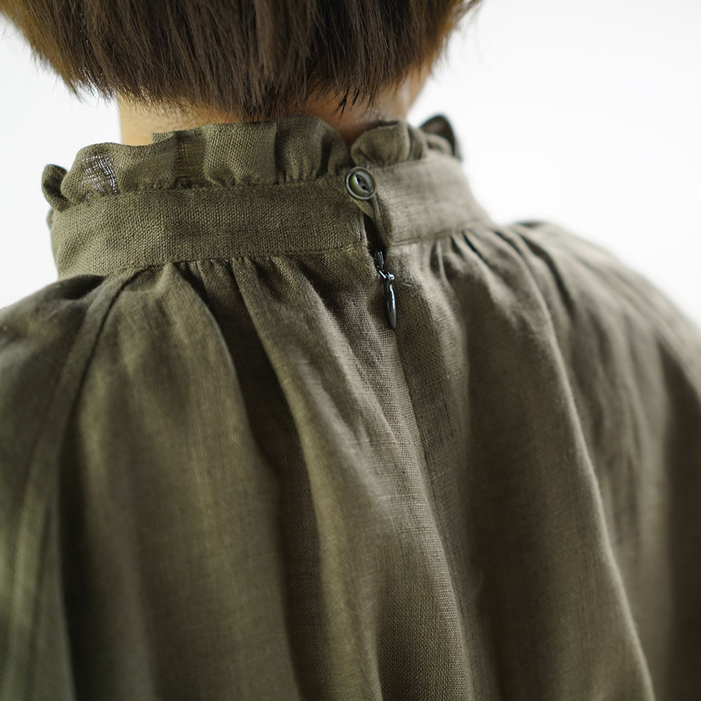 wafu わたぬき服装 わふ ワフ 中厚 リネン ワンピース ふんわり柔らかい wガーゼ フリル 襟 ドレス ミモレ丈 フレア 長袖 スタンドカラー ラグランスリーブ カーキ リネンワンピース 麻 麻ワンピース 麻ワンピ リネンワンピ 長そで 長袖 ながそで 長袖ワンピース 長そでワンピース ロング袖 ミモレワンピース 膝下丈 ひざ下丈 立て襟 フレアワンピース フリルデザイン フリルワンピース フリル袖 ガーゼリネン Wガーゼ 柔らかい 美しい ドレープ トレンド 旬 着こなし 春 夏 秋 冬 レディース wafu 新作