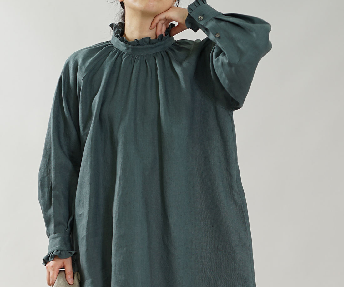 薄地 リネン ワンピース フリル 襟 ドレス ミモレ丈 フレア 長袖 スタンドカラー / ローリエ ワンピース リネンワンピース リネン 麻 麻ワンピース 麻ワンピ リネンワンピ 長そで 長袖 ながそで 長袖ワンピース 長そでワンピース ロング袖 ミモレ丈 ミモレワンピース 膝下丈 ひざ下丈 ハイネック スタンドネック ハイネックワンピース スタンドカラー 立て襟 シャツワンピース フレア フレアワンピース 無地 無地ワンピース 無地ワンピ フリルスリーブ フリル襟 ドレープ グリーン 緑色 緑 深緑 トレンド 旬 着こなし 春 夏 秋 冬 レディース wafu 新作