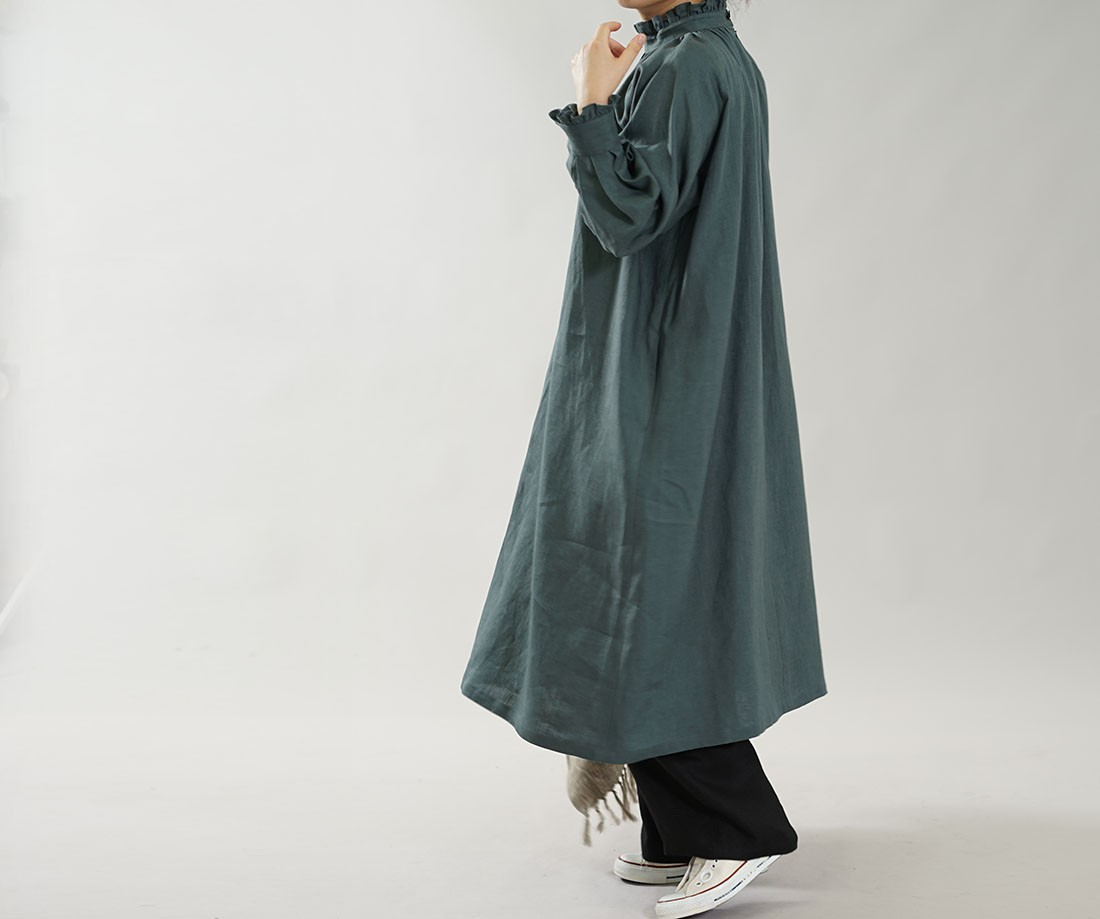 薄地 リネン ワンピース フリル 襟 ドレス ミモレ丈 フレア 長袖 スタンドカラー / ローリエ ワンピース リネンワンピース リネン 麻 麻ワンピース 麻ワンピ リネンワンピ 長そで 長袖 ながそで 長袖ワンピース 長そでワンピース ロング袖 ミモレ丈 ミモレワンピース 膝下丈 ひざ下丈 ハイネック スタンドネック ハイネックワンピース スタンドカラー 立て襟 シャツワンピース フレア フレアワンピース 無地 無地ワンピース 無地ワンピ フリルスリーブ フリル襟 ドレープ グリーン 緑色 緑 深緑 トレンド 旬 着こなし 春 夏 秋 冬 レディース wafu 新作