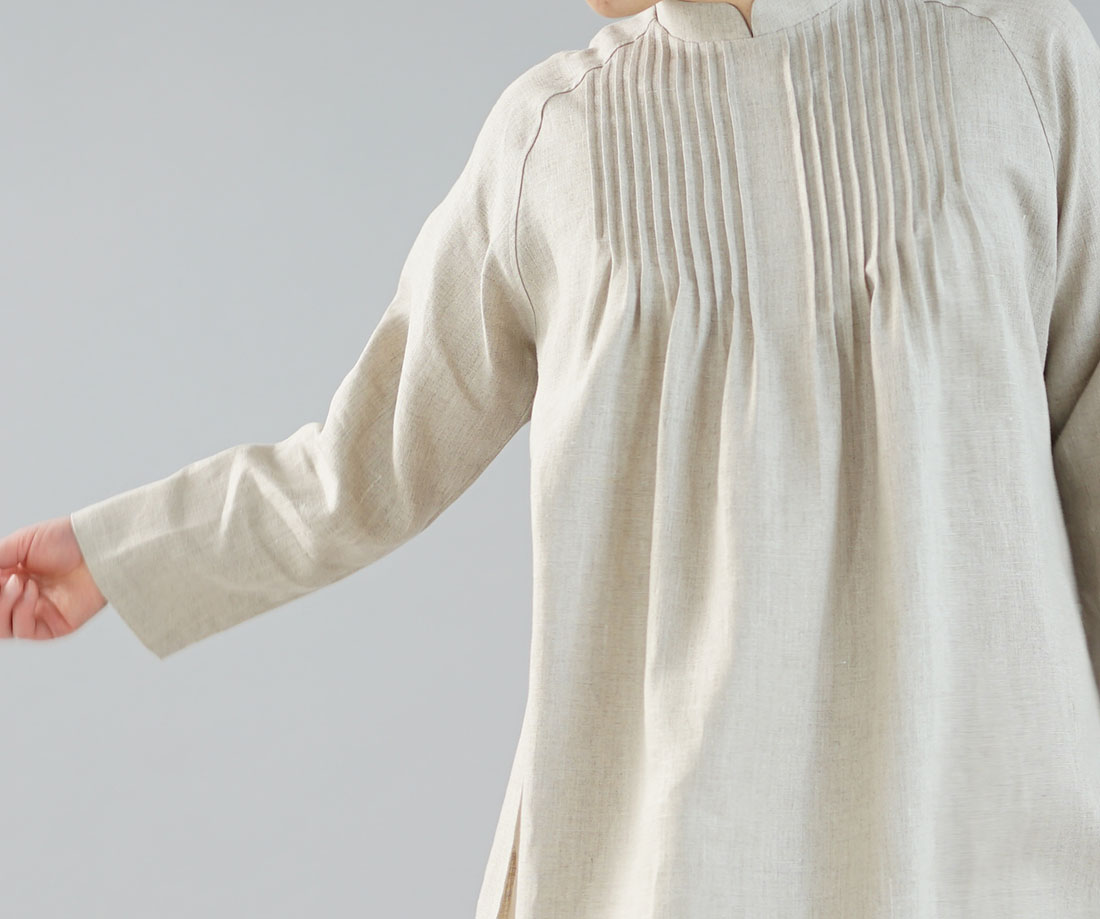 wafu ワフ わふ わたぬき服装店 中厚 リネン ワンピース ピンタック アオザイ風ドレス ラグランスリーブ / 亜麻ナチュラル ワンピース リネンワンピース リネン 麻 麻ワンピース 麻ワンピ リネンワンピ 長そで 長袖 ながそで 長袖ワンピース 長そでワンピース ロング袖 ミモレ丈 ミモレワンピース 膝下丈 ひざ下丈 スタンドカラー 立て襟 シャツワンピース Aライン Aラインワンピース Aラインワンピ ピンタック すっきり サイドスリット スリットデザイン スリットワンピース 無地 無地ワンピース 亜麻ナチュラル ベージュ キナリ 生成り トレンド 旬 着こなし 春 夏 秋 冬 レディース wafu 新作