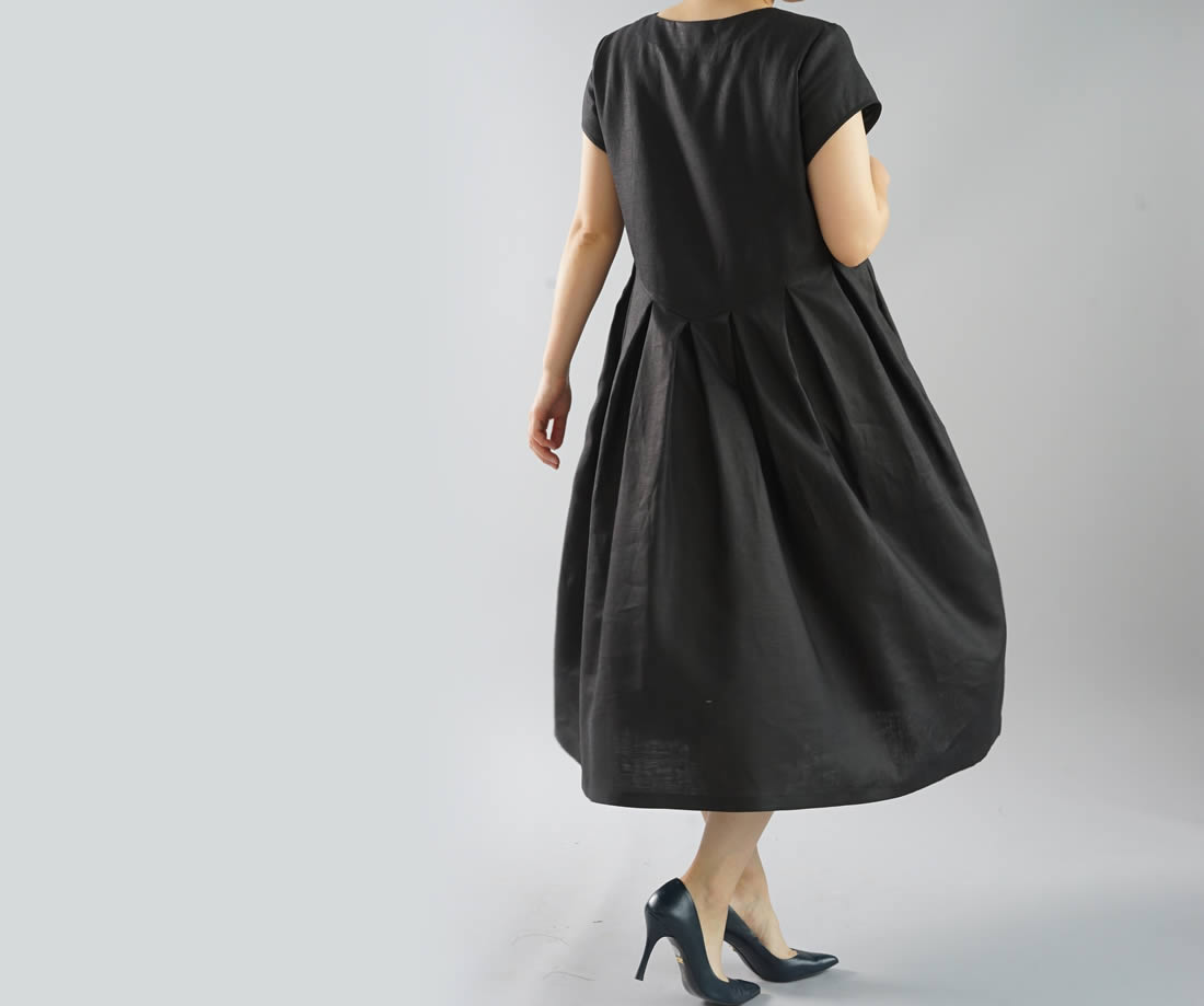 wafu わたぬき服装店 リネンワンピース たっぷり鍵盤タック クルーネック フレンチスリーブ ドレス ミモレ丈 膝下丈 /ブラック ワンピース リネンワンピース リネン 麻 麻ワンピース 麻ワンピ リネンワンピ 半袖 半袖ワンピース 半袖ワンピ 半そでワンピース 半そでワンピ はんそで 半そで 半端袖 ミモレ丈 ミモレワンピース 膝下丈 ひざ下丈 丸首 丸首ワンピース クルーネック Uネック タック タックデザイン ボリューミー ふんわり フレア 無地 無地ワンピース 無地リネン ブラック 黒 黒色 トレンド 旬 着こなし 春 夏 秋 冬 レディース wafu 新作