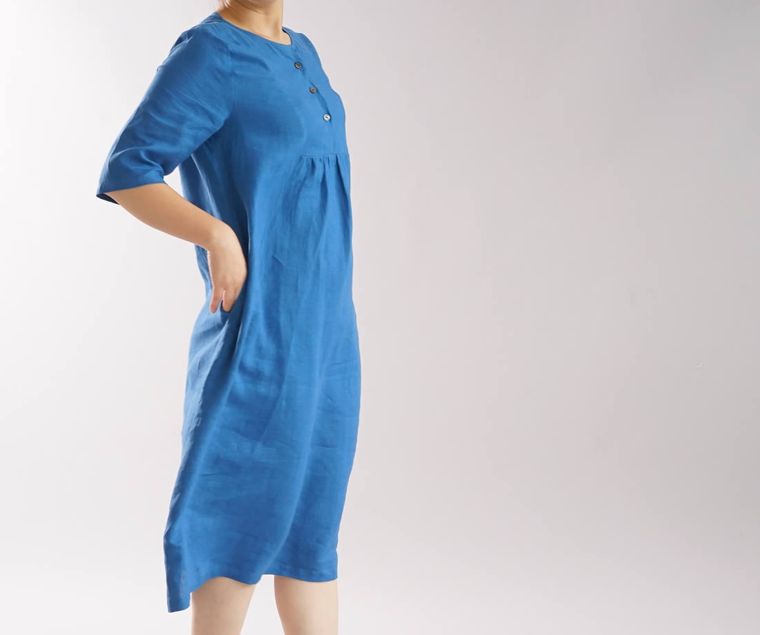wafu わたぬき服装店 雅亜麻リネン ノーカラー ヘンリーネック ミモレ丈 Aラインタックワンピース/薄藍 (うすあい) ワンピース リネンワンピース リネン 麻 麻ワンピース 麻ワンピ リネンワンピ 7分袖 7分袖ワンピース 7分袖ワンピ 七分袖 七分袖ワンピース 半端袖 ミモレ丈 ミモレワンピース 膝下丈 ひざ下丈 丸首 丸首ワンピース クルーネック Uネック スキッパー シャツワンピース シャツワンピ ギャザー ギャザーワンピース ふんわり ボリューミー 無地 無地ワンピース 無地ワンピ ブルー 青 青色 シェルボタン シェル ボタン 貝 トレンド 旬 着こなし 春 夏 秋 冬 レディース wafu 新作