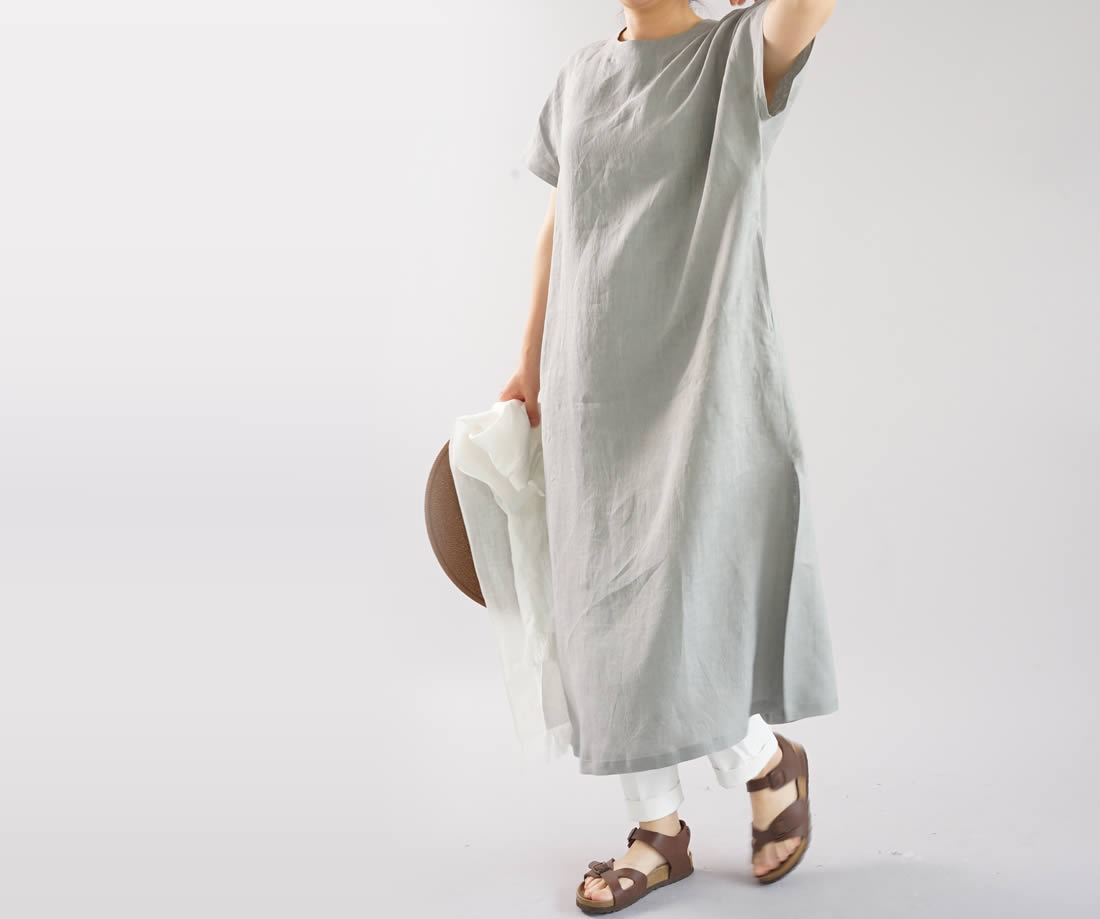 wafu わたぬき服装店 雅亜麻 リネンワンピース フレンチスリーブ ビックT ワンピース 襟ぐり小さめ 裾スリット 背中ファスナー 膝下丈 / 銀鼠 ぎんねず ワンピース リネンワンピース リネン 麻 麻ワンピース 麻ワンピ リネンワンピ 半袖 半袖ワンピース 半袖ワンピ 半そでワンピース 半そでワンピ はんそで 半そで 半端袖 ミモレ丈 ミモレワンピース 膝下丈 ひざ下丈 丸首 丸首ワンピース クルーネック Uネック Aライン Aラインワンピース Aラインワンピ 裾スリット サイドスリット 無地 無地ワンピース 無地ワンピ シンプル グレー 灰色 ライトグレー トレンド 旬 着こなし 春 夏 秋 冬 レディース wafu 新作