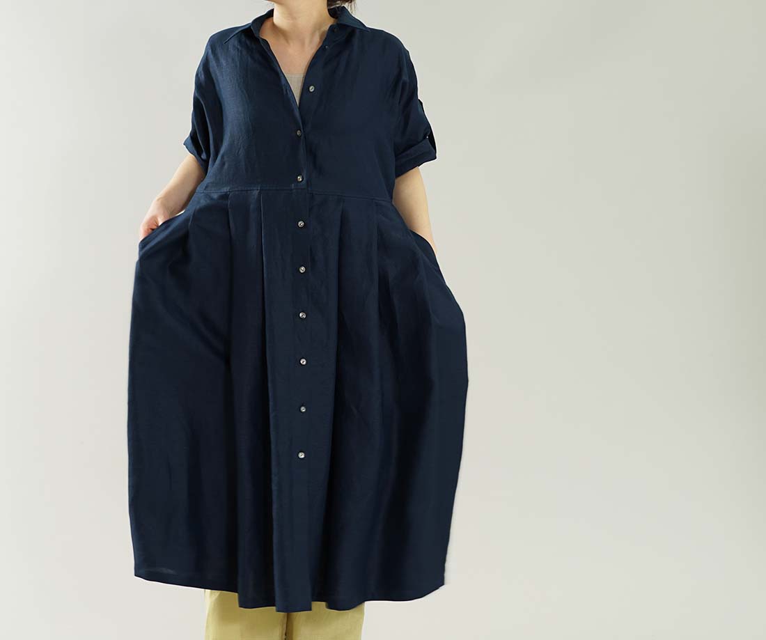 wafu わたぬき服装 わふ ワフ 薄手 リネンワンピース ロールアップ 袖 2way ドルマンスリーブ シャツ襟 羽織にもつかえる リネンドレス リネンワンピース リネン 麻 麻ワンピース 麻ワンピ リネンワンピ 7分袖 7分袖ワンピース 7分袖ワンピ 七分袖 七分袖ワンピース 半端袖 ロング丈 ミモレ丈 くるぶし丈 ロング ミモレ ミモレワンピース ミモレ丈ワンピース ロングワンピ ロングワンピース カッタウェイ 襟 シャツワンピース シャツワンピ フレア フレアワンピース タック タックデザイン 前開き 羽織り アウター ロングアウター 無地 無地ワンピース ネイビー 紺 トレンド 旬 着こなし 春 夏 秋 冬 レディース 新作
