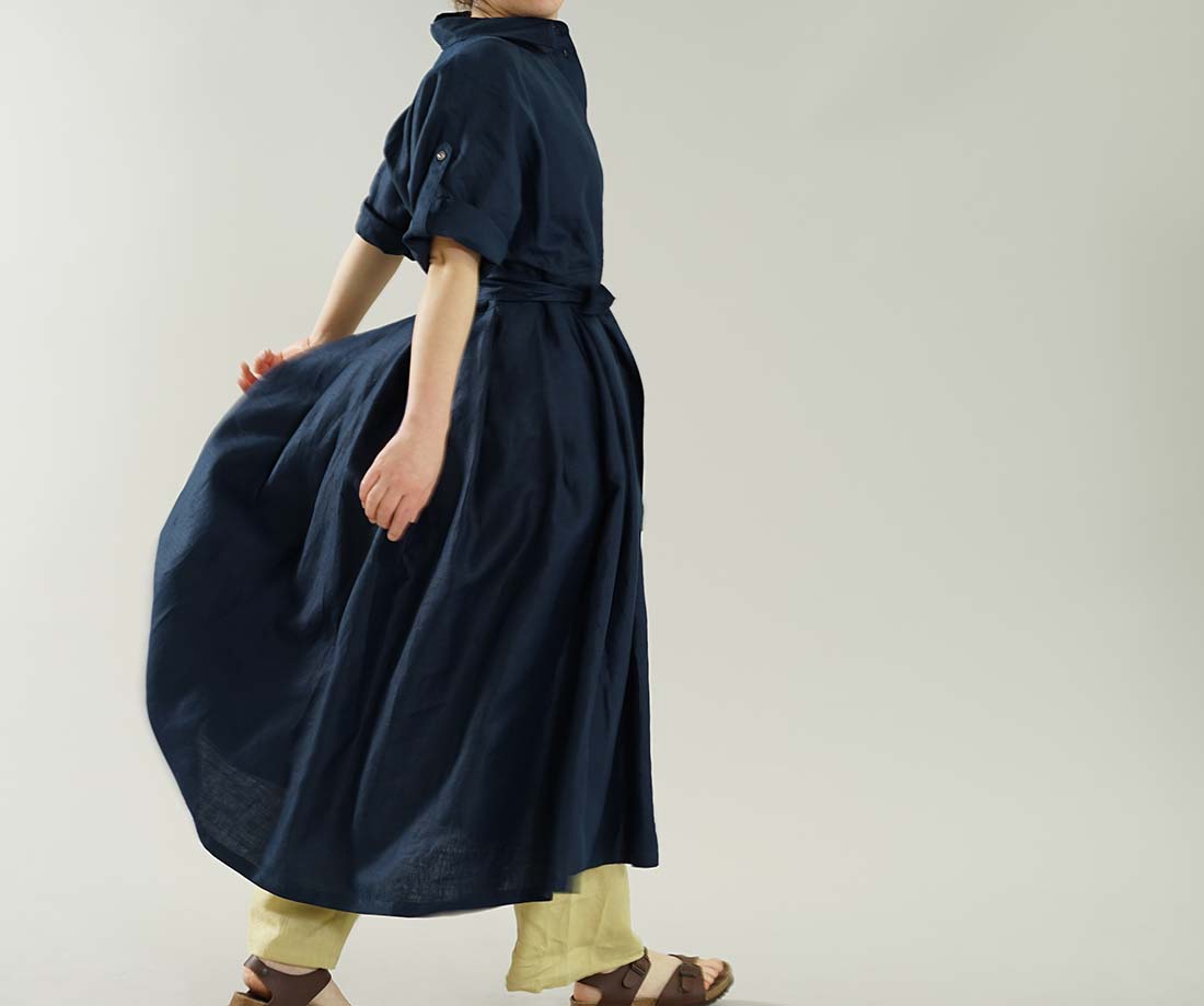 wafu わたぬき服装 わふ ワフ 薄手 リネンワンピース ロールアップ 袖 2way ドルマンスリーブ シャツ襟 羽織にもつかえる リネンドレス リネンワンピース リネン 麻 麻ワンピース 麻ワンピ リネンワンピ 7分袖 7分袖ワンピース 7分袖ワンピ 七分袖 七分袖ワンピース 半端袖 ロング丈 ミモレ丈 くるぶし丈 ロング ミモレ ミモレワンピース ミモレ丈ワンピース ロングワンピ ロングワンピース カッタウェイ 襟 シャツワンピース シャツワンピ フレア フレアワンピース タック タックデザイン 前開き 羽織り アウター ロングアウター 無地 無地ワンピース ネイビー 紺 トレンド 旬 着こなし 春 夏 秋 冬 レディース 新作