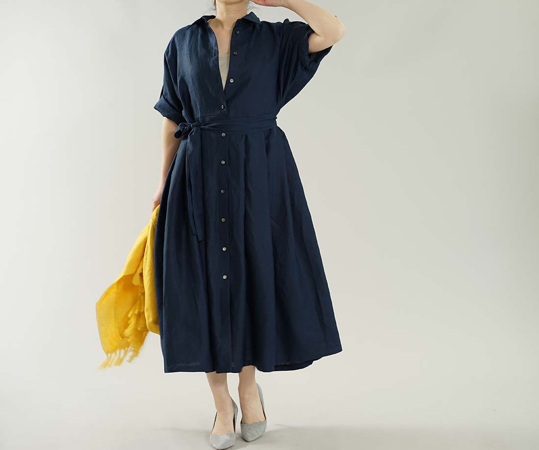 wafu わたぬき服装 わふ ワフ 薄手 リネンワンピース ロールアップ 袖 2way ドルマンスリーブ シャツ襟 羽織にもつかえる リネンドレス リネンワンピース リネン 麻 麻ワンピース 麻ワンピ リネンワンピ 7分袖 7分袖ワンピース 7分袖ワンピ 七分袖 七分袖ワンピース 半端袖 ロング丈 ミモレ丈 くるぶし丈 ロング ミモレ ミモレワンピース ミモレ丈ワンピース ロングワンピ ロングワンピース カッタウェイ 襟 シャツワンピース シャツワンピ フレア フレアワンピース タック タックデザイン 前開き 羽織り アウター ロングアウター 無地 無地ワンピース ネイビー 紺 トレンド 旬 着こなし 春 夏 秋 冬 レディース 新作