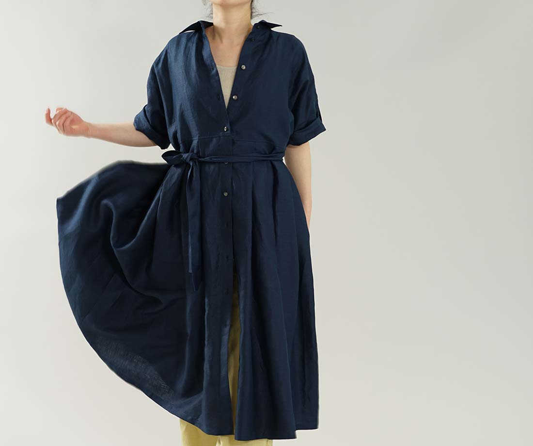 wafu わたぬき服装 わふ ワフ 薄手 リネンワンピース ロールアップ 袖 2way ドルマンスリーブ シャツ襟 羽織にもつかえる リネンドレス リネンワンピース リネン 麻 麻ワンピース 麻ワンピ リネンワンピ 7分袖 7分袖ワンピース 7分袖ワンピ 七分袖 七分袖ワンピース 半端袖 ロング丈 ミモレ丈 くるぶし丈 ロング ミモレ ミモレワンピース ミモレ丈ワンピース ロングワンピ ロングワンピース カッタウェイ 襟 シャツワンピース シャツワンピ フレア フレアワンピース タック タックデザイン 前開き 羽織り アウター ロングアウター 無地 無地ワンピース ネイビー 紺 トレンド 旬 着こなし 春 夏 秋 冬 レディース 新作