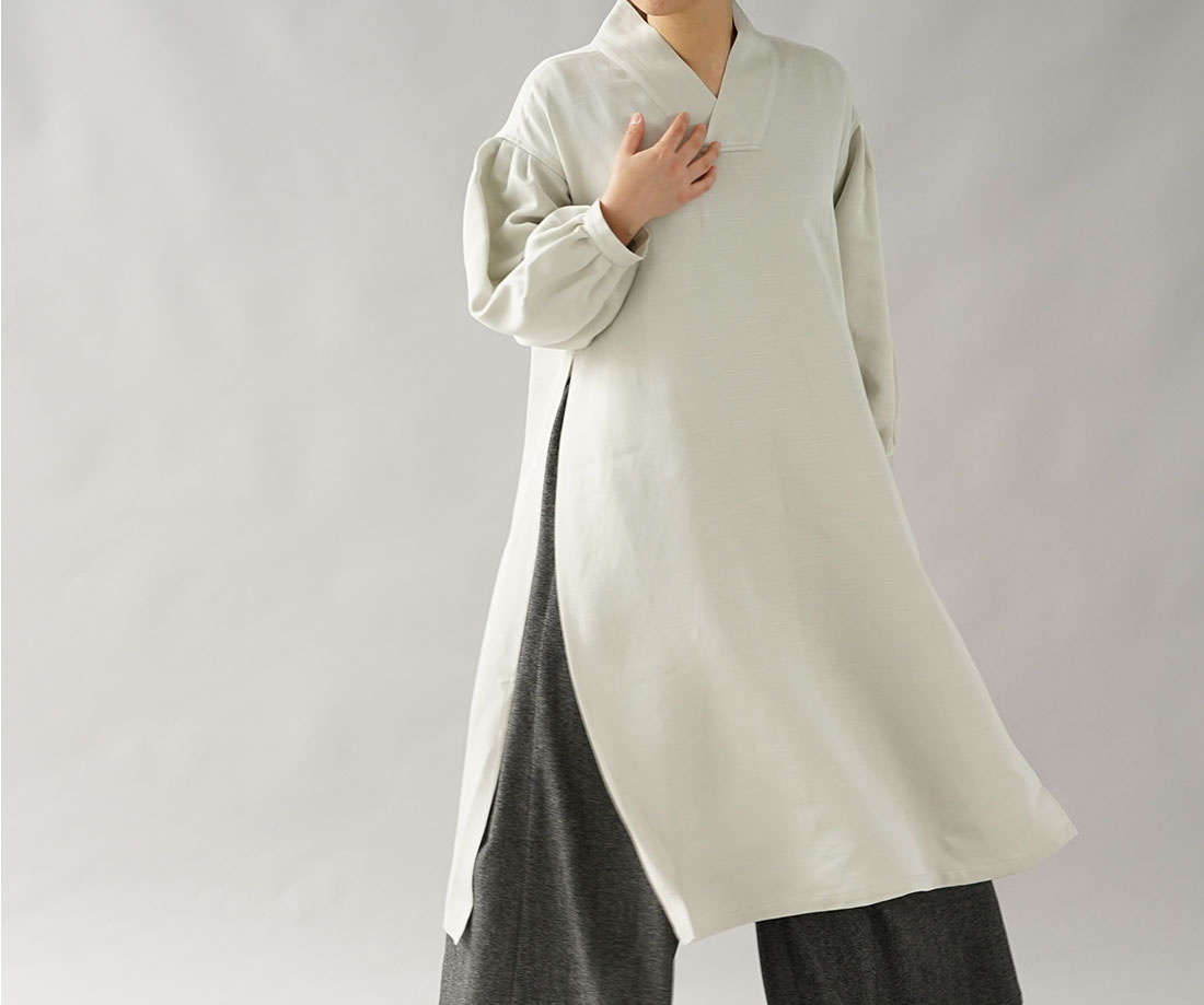 wafu わたぬき服装店 艶 とろみリネン ビスコース ワンピース 着物襟 タック ドルマンスリーブ ワンピース 禅 / シルキーホワイト ワンピース リネンワンピース リネン 麻 麻ワンピース 麻ワンピ リネンワンピ 長そで 長袖 ながそで 長袖ワンピース 長そでワンピース ロング袖 パフスリーブ タック袖 ランタン袖 ミモレ丈 ミモレワンピース 膝下丈 ひざ下丈 サイドスリット 着物衿 着物カラー Vネック Vネックワンピース トレンド 旬 着こなし 春 夏 秋 冬 レディース wafu 新作