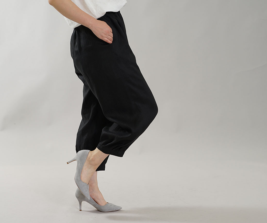 やや薄地 柔らかい リネン パンツ 裾タック ボトムス ヨガパンツにも / ブラック リネンパンツ リネン 麻 パンツ ボトムス ボトム ズボン ロングパンツ ロング丈 クロップド丈 半端丈 クロップドパンツ ウエストゴム リラックスパンツ リラックス タック タックデザイン 裾タック コクーン アラジンパンツ 薄地 薄手 黒 黒色 ブラック 無地 無地パンツ 無地ボトム トレンド 旬 着こなし 春 夏 秋 冬 レディース wafu 新作