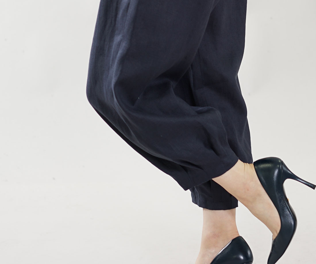 やや薄地 柔らかい リネン パンツ 裾タック ボトムス ヨガパンツにも / ネイビー リネンパンツ リネン 麻 パンツ ボトムス ボトム ズボン ロングパンツ ロング丈 クロップド丈 半端丈 クロップドパンツ ウエストゴム リラックスパンツ リラックス タック タックデザイン 裾タック コクーン アラジンパンツ 薄地 薄手 ネイビー 紺 濃紺 無地 無地パンツ 無地ボトム トレンド 旬 着こなし 春 夏 秋 冬 レディース wafu 新作