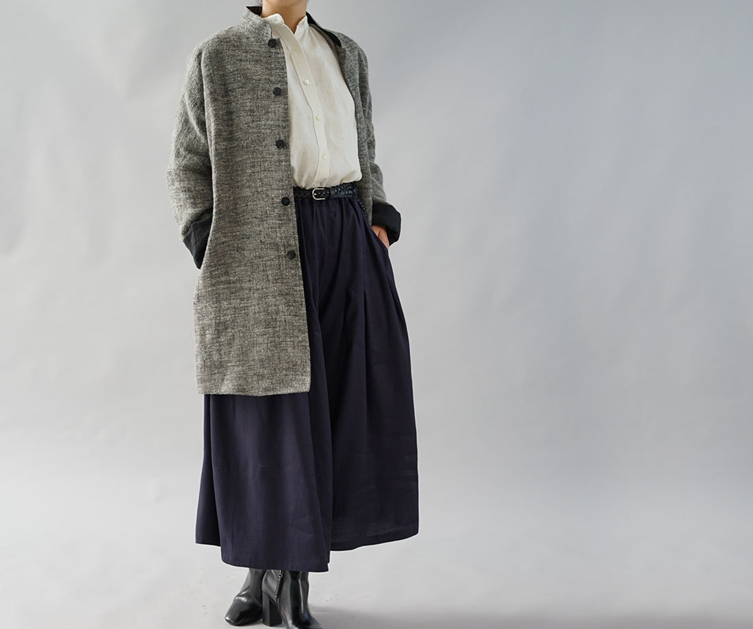 wafu わたぬき服装店 メンズ仕様 起毛 暖かい リネンコート スタンドカラー 裏地 雅亜麻 ヘリンボーン ロングコート / 黒×生成り 羽織り アウター リネン 麻 リネン羽織り ロングアウター コート ロング丈 ロング羽織り coat 長袖 長袖コート 長袖羽織り スタンドカラー スタンド襟 立て襟 長袖 配色 総柄 生地柄 ヘリンボーン 杢カラー グレー グレイ 灰色 メンズライク メンズ仕様 トレンド 旬 着こなし 春 夏 秋 冬 レディース wafu 新作