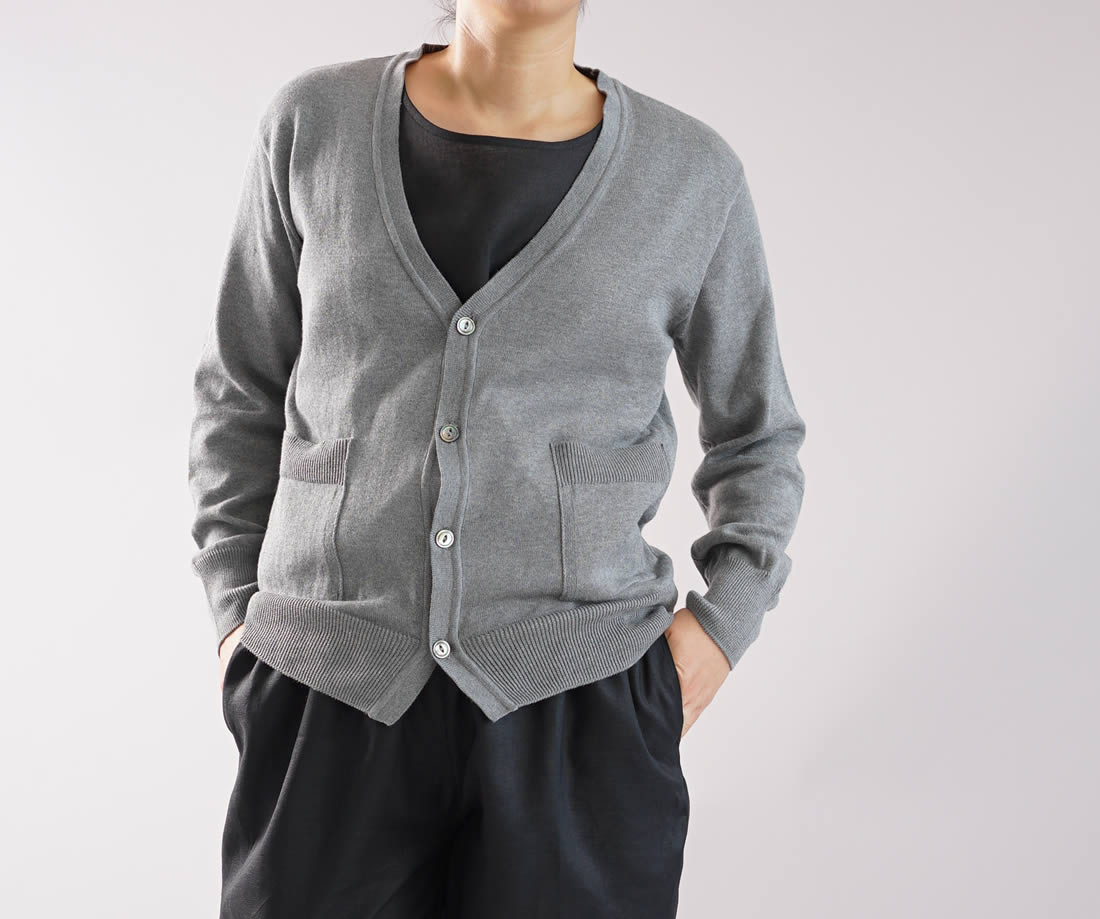 wafu わたぬき服装店 男女兼用 糸から作る 高度な技術の カーディガン 綿100%  こだわり抜いた羽織もの ユニセックス 長袖 / グレー ニットカーディガン ニットカーデ カーディガン 長袖カーディガン 長袖 長袖カーデ カーデ コットン 綿 綿100% コットン100% 綿ニット コットンニット Vネック Vネックカーディガン Vネックカーデ 無地 無地ニット コットン無地 貝ボタン シェルボタン リブ編み フロントポケット ポケット 男女兼用 UNISEX 男女兼用 袖リブ 吸汗性 ロングシーズン オールシーズン 羽織り アウター ニットアウター グレー グレイ 灰色 チャコール トレンド 旬 着こなし 春 夏 秋 冬 レディース wafu 新作