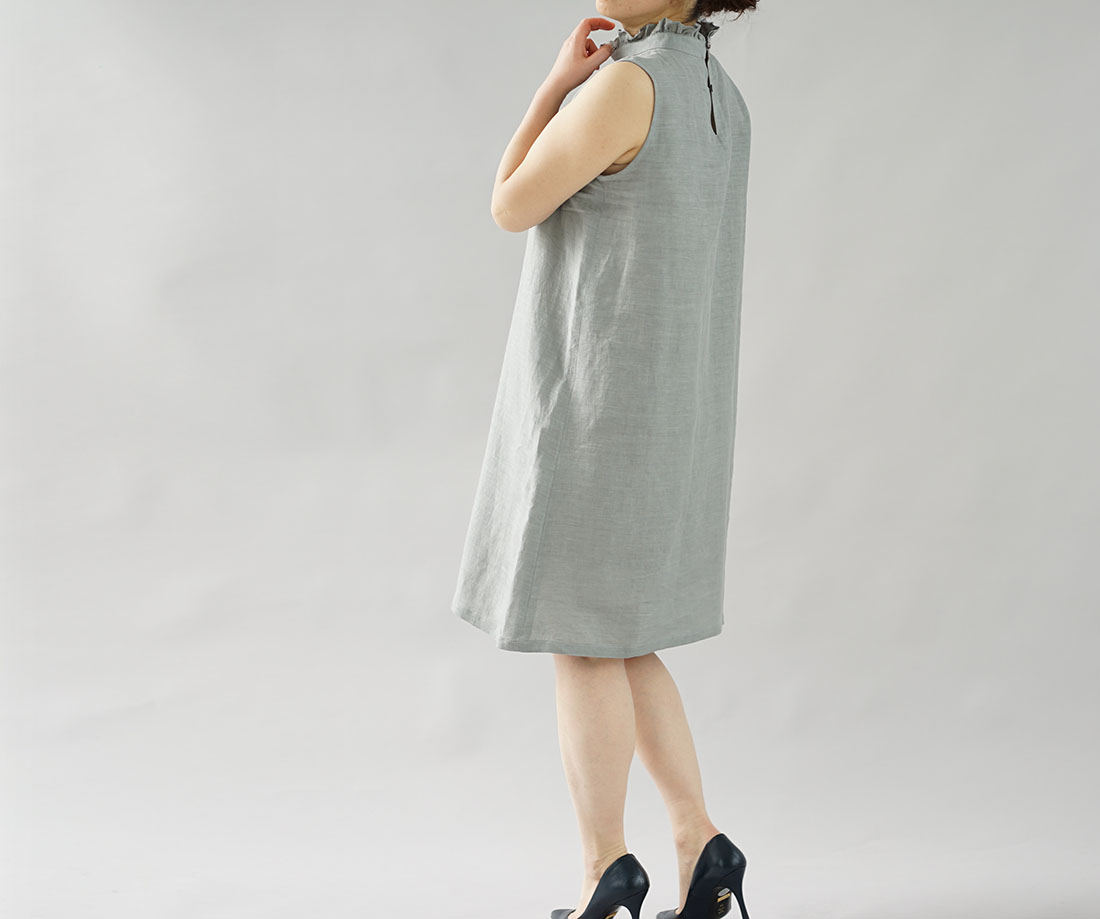 wafu ワフ わふ わたぬき服装店 薄地 雅亜麻 リネン フリル 襟 ワンピース やさしい インナー ドレス 肌着 下着 ペチワンピース / 銀鼠 ぎんねず ワンピース リネンワンピース リネン 麻 麻ワンピース 麻ワンピ リネンワンピ ノースリーブ 袖なし ノースリーブワンピース ひざ丈 膝丈 ミディアム丈 膝丈ワンピース ハイネック スタンドネック ハイネックワンピース Aライン Aラインワンピース Aラインワンピ ペチコート ペチワンピース ペチワンピ インナー フリル ハイネック フリルネック 重ね着 グレー 灰色 無地 無地ワンピ 無地ペチ 無地ペチコート トレンド 旬 着こなし 春 夏 秋 冬 レディース wafu 新作
