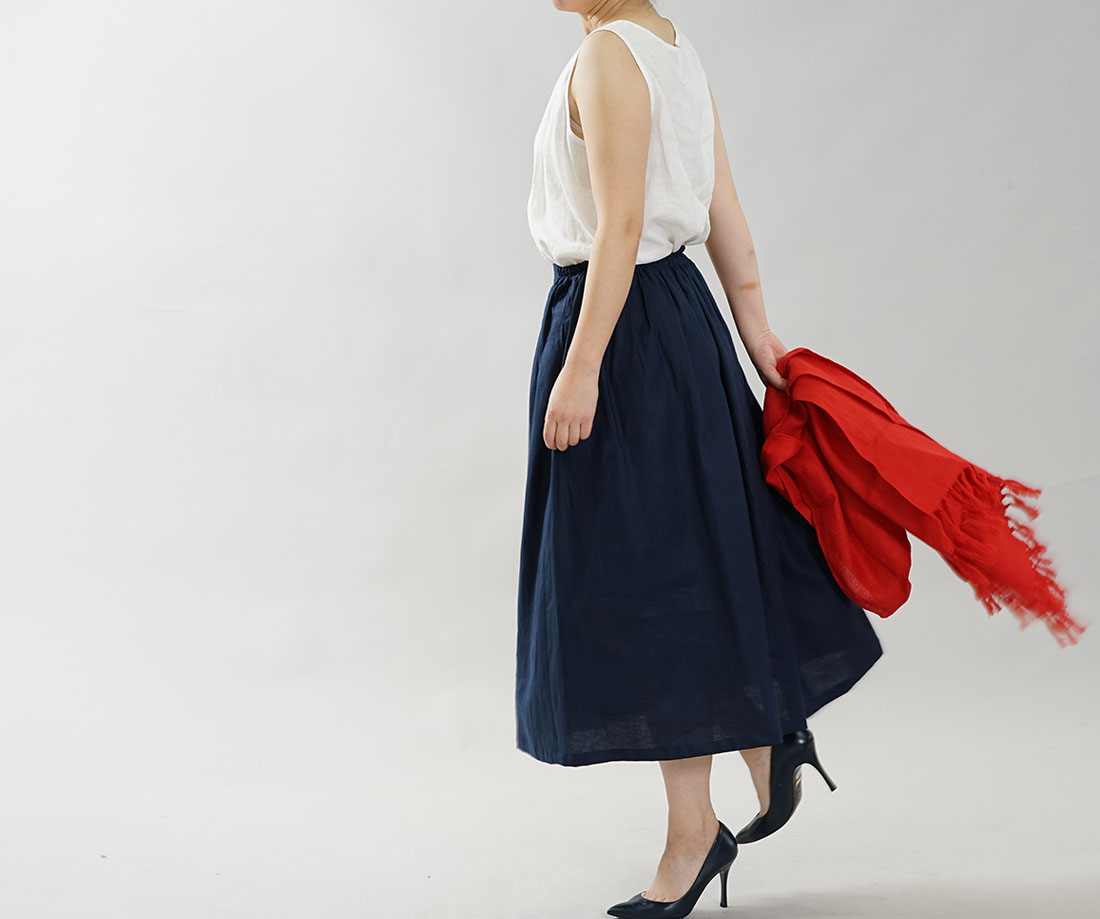 薄地 リネン スカート 思い出のリネンスカート ウエストゴム ロング丈 膝下丈 ミモレ丈 / ネイビー ボトムス スカート ひざ丈スカート 膝丈 膝丈スカート ミディアム丈 フレア フレアスカート ミモレ丈 ふんわり リネンスカート 麻スカート リネン 麻 ウエストゴム ギャザー ドレープ ゴムギャザー ウエスト紐 無地 無地スカート 無地ボトム ネイビー 紺 濃紺 ブルー トレンド 旬 着こなし 春 夏 秋 冬 レディース wafu 新作