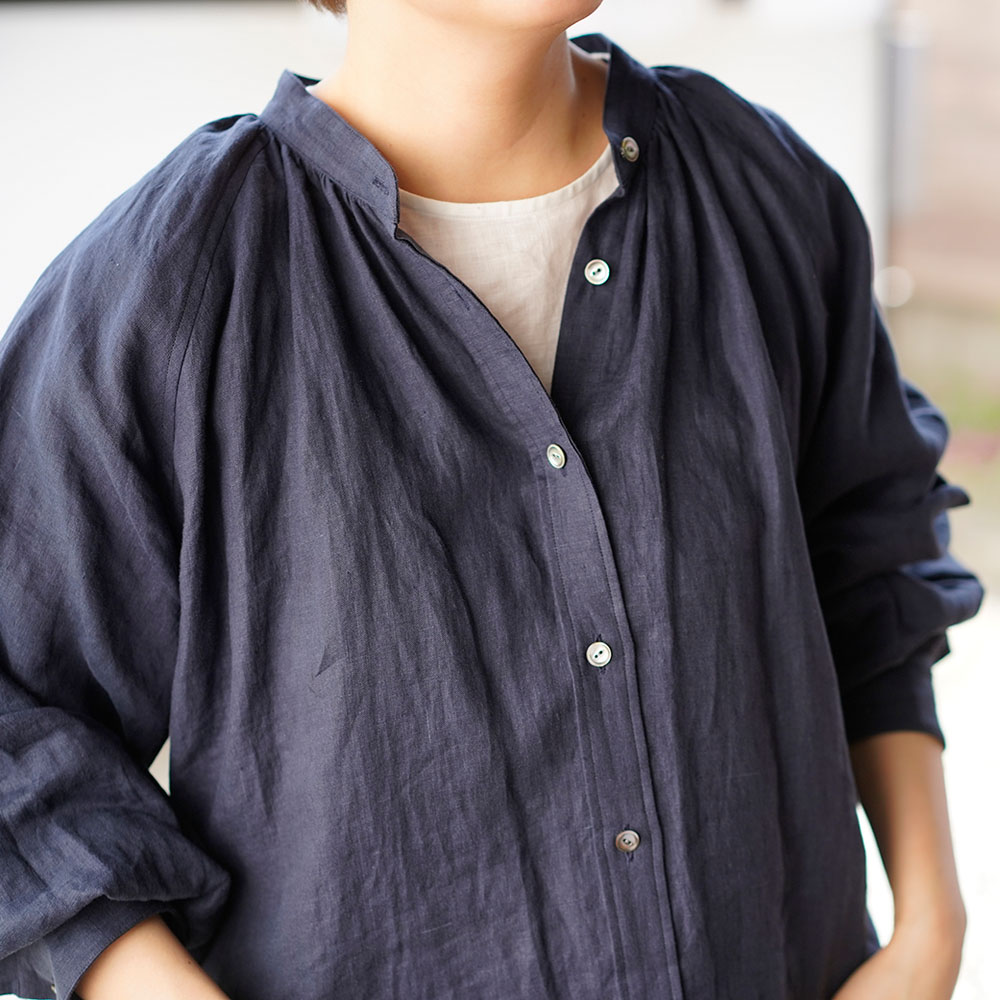 wafu わたぬき服装 わふ ワフ 薄地 雅亜麻 リネンシャツ 本格 premium シャツ ブラウス ラグランスリーブ リネントップス / 紺青(こんじょう) トップス リネン 麻 リネントップス 麻トップス シャツ ブラウス スタンドカラー ハイネック 襟付き 長袖シャツ 長袖 長袖ブラウス 前開き ギャザー 袖タック タック ランタン袖 羽織 紺 濃紺 ネイビー 無地 無地ブラウス 無地トップストレンド 旬 着こなし 春 夏 秋 冬 レディース wafu 新作