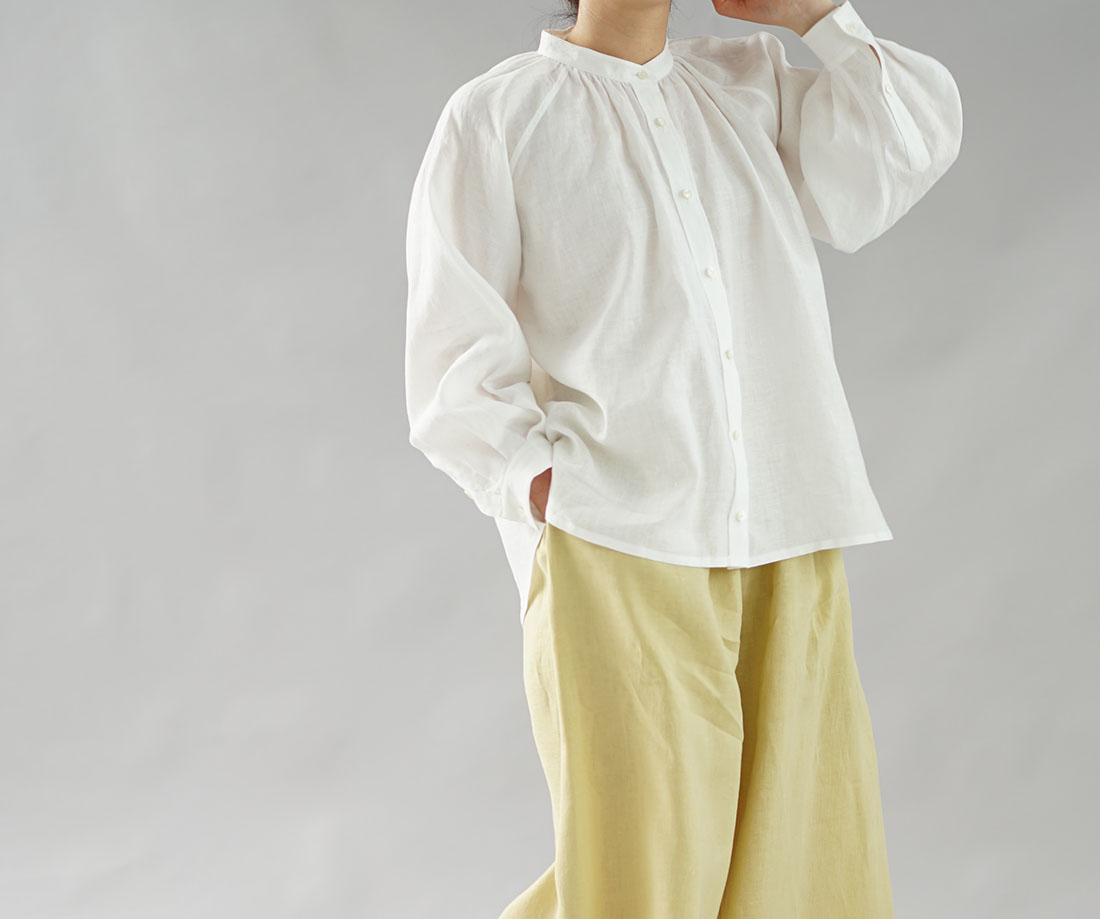 wafu ワフ わふ わたぬき服装店 薄地 雅亜麻 リネンシャツ 本格 premium シャツ ブラウス ラグランスリーブ リネントップス / 白色 wafu+ トップス リネン 麻 リネントップス 麻トップス シャツ ブラウス スタンドカラー ハイネック 襟付き 長袖シャツ 長袖 長袖ブラウス 前開き ギャザー 袖タック タック ランタン袖 羽織 白 白色 ホワイト 無地 無地ブラウス 無地トップストレンド 旬 着こなし 春 夏 秋 冬 レディース wafu 新作