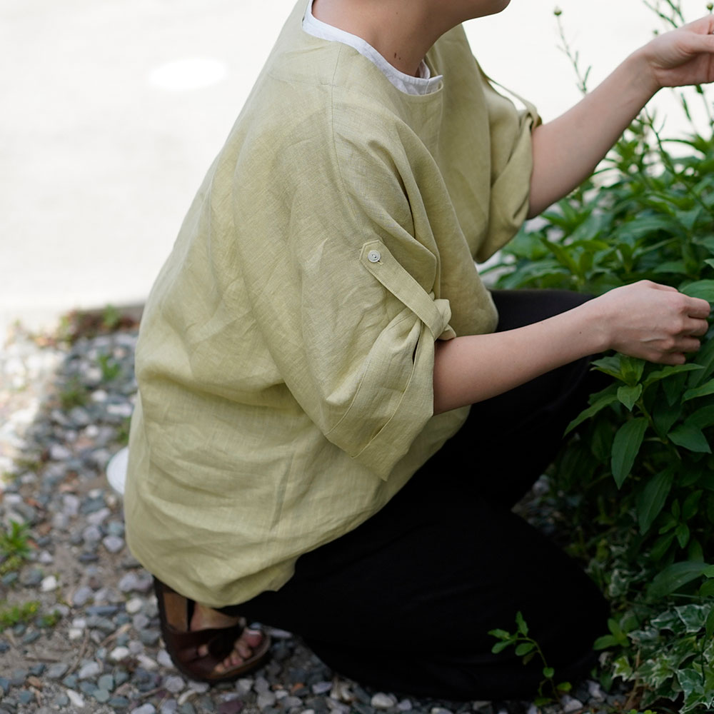 薄手 雅亜麻 リネン シャツ ブラウス ゆったりチュニック 袖口ロールアップ 半袖トップス ボタン手付け 丸首 / 金糸雀色(かなりあいろ) トップス カットソー Tシャツ リネン 麻 リネントップス 麻トップス 半袖 半袖トップス 半袖Tシャツ はんそで 半そで 半端袖 丸首 クルーネック Uネック ロールアップ 無地 無地トップス 無地カットソー ゆったり ゆる ゆるT イエロー ライトイエロー 黄色 黄 トレンド 旬 着こなし 春 夏 秋 冬 レディース wafu 新作
