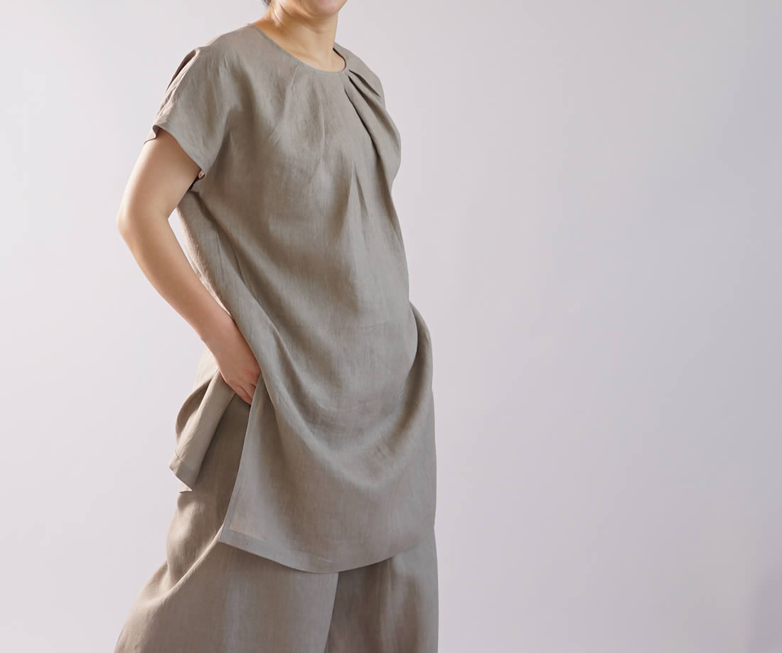 wafu わたぬき服装店 雅亜麻 リネンチュニック ブラウス タック フレンチスリーブ スリット 半袖 後ろボタン / 榛色(はしばみいろ) リネントップス リネン 麻 トップス ロング丈 チュニック サイドスリット 半袖 半袖トップス 半袖チュニック 襟ぐりタック タックデザイン タック 膝丈 膝上丈 無地 無地トップス 無地チュニック ベージュ ダークベージュ モカ トレンド 旬 着こなし 春 夏 秋 冬 レディース wafu 新作
